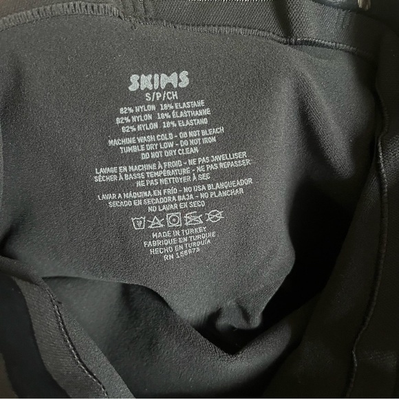 Skims Mid Thigh Short (size SMALL) in Onyx - Picture 6 of 6